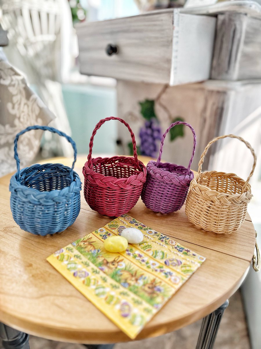vtchalkypaint's tweet photo. Aren't these ADORABLE?? Our very own Silo Rivers hand-wove these 3"x3" treat baskets for you to enjoy this Easter. HURRY! Limited supply: https://t.co/lqsOerSkli https://t.co/SJaIZCdUfZ