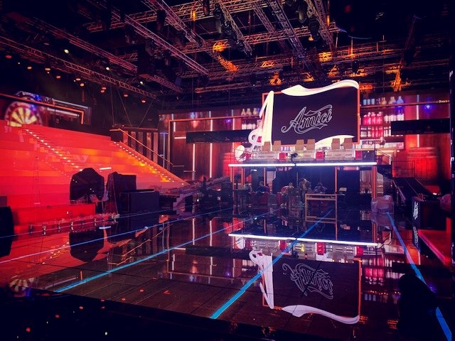daqstudio's tweet photo. "Il Serale "
Studi Titanus/Elios Roma
Produzione:Fascino pgt
Regia:Andrea Vicario
Conduzione:Maria De Filippi
Direttore artistico:Stephane Jarny
Dop:Marco Vignanelli
Costumi:Anahi Ricca
Scenografia: Lucia D'Angelo e Cristina Querzola
#amici22 #AscoltiTV #DAQStudio #BACKSTAGE https://t.co/87JxlzUR1G