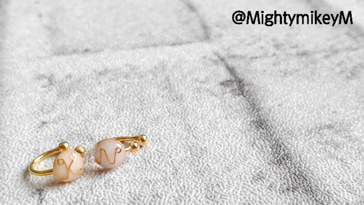 MightymikeyM's tweet photo. #ストリートアートマーケット @サッポロファクトリー
#NordLumiere さんの誕生石カラーのイヤーカフと #simpleplanet さんのイニシャルイヤーカフを組み合わせてみた!!
紫&Kで岸君仕様に💜💕
黒&Nで永瀬君仕様に🖤💕
最高だ~😆❤️ https://t.co/ObGXnOyhDg