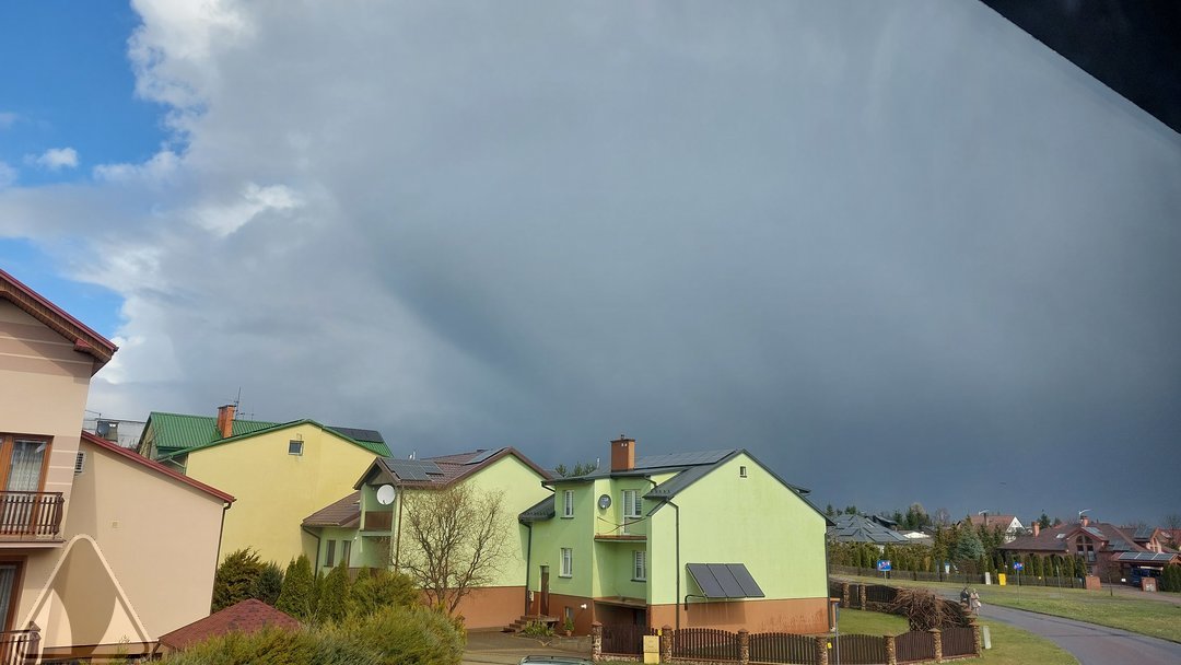 Dzisiejsza #Lubelszczyzna. Poza silniejszym, ale przelotnym opadem deszczu, pojawił się też drobny grad. 
fot. Użytkownik Systemu Raportów, maksowlodacho, Włodawa
#pogoda #burza #grad #obserwatorzyburz