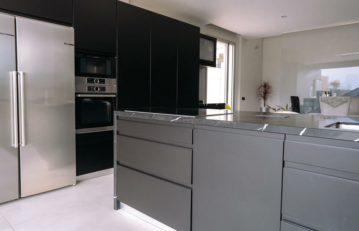 inkococinas's tweet photo. Total black en esta cocina sofisticada, elegante y con una fuerte personalidad
#inkococinas #INKOCOCINAS #cocinaamedida #cocinaydiseño #cocinaconestilo #cocinanegro #cocinapersonalizada #customizatucocina #cocinareal #tucocina #styleandlining #styleandarchitecture #decoration https://t.co/kj2MwWTWYH