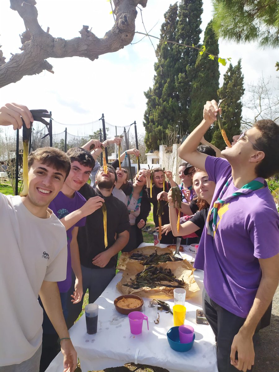 aeigalverna's tweet photo. Ahir la familia alverniana vam fer una caminada i calçotada amb companyia d'Antics i Amics.
Vam gaudir d'un dia molt divertit i primaveral💚💜 https://t.co/QkejWxUwbo