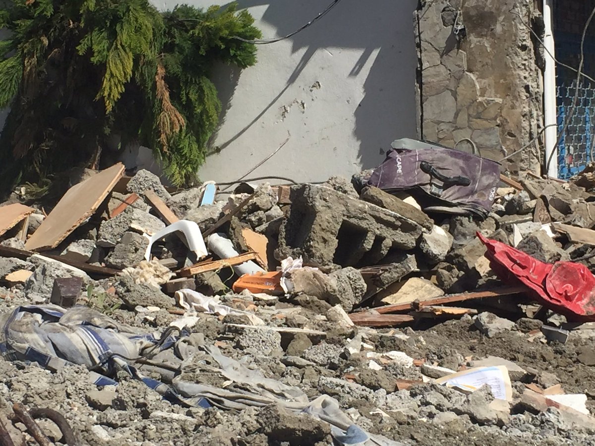 Evimizin enkazı kaldırılıyor. Depremden beri akıtamadığım gözyaşlarım istemsiz akıyor yanağımdan usulca. Kafamın içinde derinlerden “Bir yanda yaşanan o güzel günler, bir yanda anılar bir yanda dünler” diye mırıldanıyor bir ses. Ne zormuş evden koparılmak. Ah!