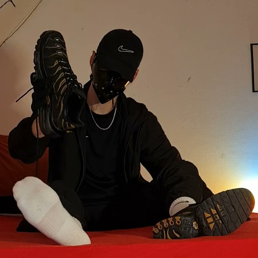 Sunclaw1's tweet photo. Come closer and sniff 😝 need someone to help me with my bills so dm me if your willing to help me out haha😈🔥 #gaymaster #cashmaster https://t.co/mXW5NOFj5h