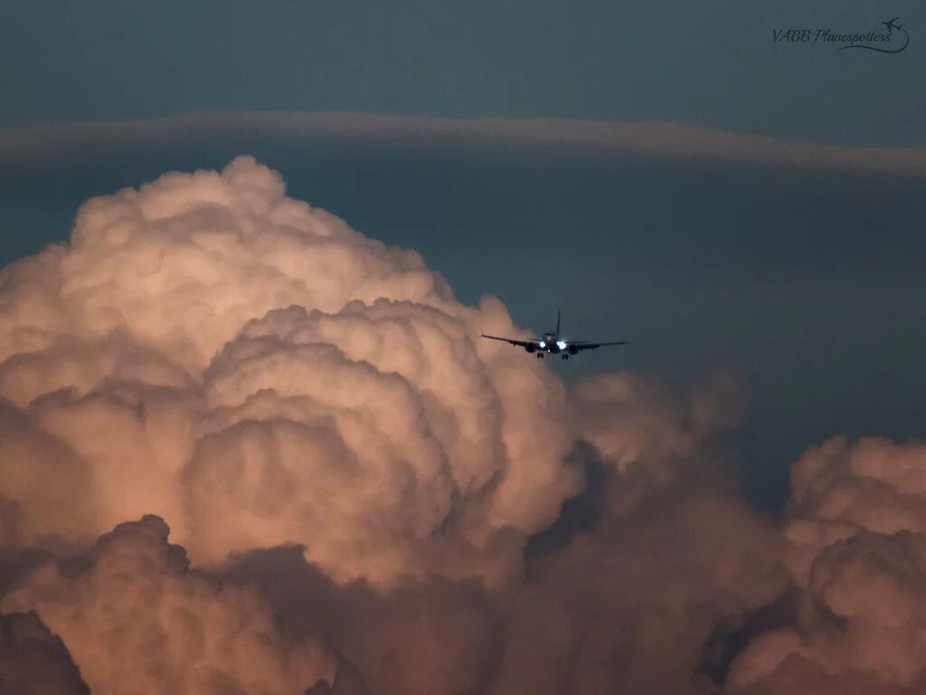 vabbplnespottrs's tweet photo. Akasa Air Boeing 737-8 MAX approaching Runway 27 of VABB with some cotton candy clouds in the background.
.
📸-Nikon B700 
.
Tags-
#aviation #sky #avgeek #aviationlovers #boeing #aircraft #pilot #airplane #plane #fly #travel #flight #airport #aviation… https://t.co/Z918WiFw5b https://t.co/7r20wgXA1X