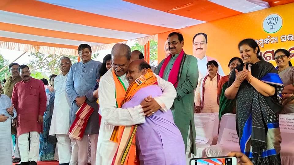 SujataPadhyBJP's tweet photo. ବିଜେପି ରାଜ୍ୟ ସଭାପତି ଶ୍ରୀ ମନମୋହନ ସାମଲଙ୍କୁ ରାଜ୍ୟ କାର୍ଯ୍ୟାଳୟରେ ଭବ୍ୟ ସ୍ୱାଗତ ସମ୍ବର୍ଦ୍ଧନା ।

#ManmohanSamal  ଭାଈ ଆପଣଙ୍କ ବଳିଷ୍ଠ ନେତୃତ୍ୱ ରେ @BJP4Odisha ଦୃଢ଼ ସଂକଳ୍ପ ନେଇ ଶକ୍ତିଶାଳୀ ହେଉ । ଆପଣଂକ ମାର୍ଗଦର୍ଶନରେ କାର୍ଯ୍ୟକର୍ତ୍ତା ଅଭିମାନର ସହ ��ଡ଼ିଶା ପାଇଁ କାମ କରୁ। ଅନେକ ଅନେକ ଶୁଭେଚ୍ଛା ଓ ଅଭିନନ୍ଦନ।,💐💐 https://t.co/RV4M1Ic7YI