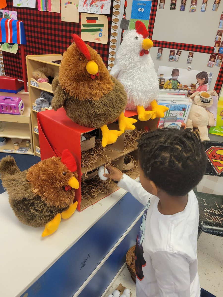 CarlenaSheeran's tweet photo. After reading “Hen's Pens” the 3️⃣ “hens" in the coop in J. Arnold’s class @RineyvilleE laid eggs. 👫🏽 The #TinyRockets noticed there was writing on their eggs just like in the story. 🥚 They identified the uppercase letter on each. #HCSBetterTogether #FarmUnit #HandsOn https://t.co/k7yklsSkkx