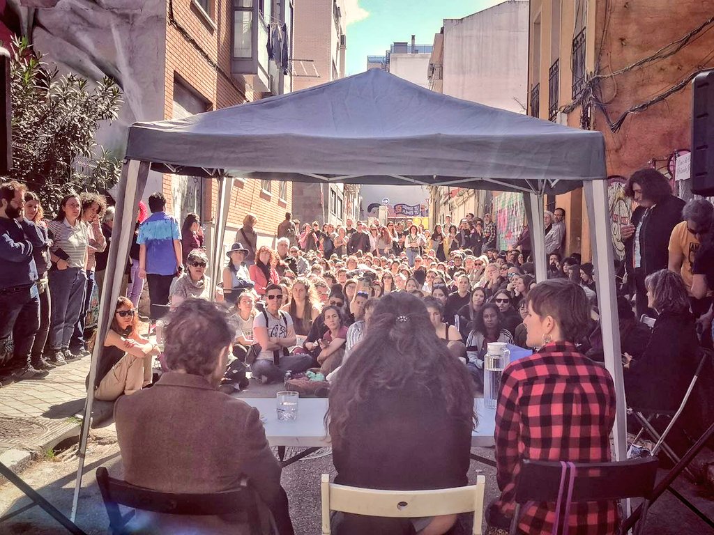 lavillanavk's tweet photo. "Trabajando juntas, cocinando juntas, compartiendo la vida juntas, aprendemos, reflexionamos, circulan los conocimientos. Avanzar en formas de reproducción más colectivas yo pienso que es fundamental"

Federici en Vallekas 👇🏽 https://t.co/ZawxbSAR5P