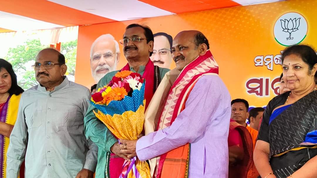 SujataPadhyBJP's tweet photo. ବିଜେପି ରାଜ୍ୟ ସଭାପତି ଶ୍ରୀ ମନମୋହନ ସାମଲଙ୍କୁ ରାଜ୍ୟ କାର୍ଯ୍ୟାଳୟରେ ଭବ୍ୟ ସ୍ୱାଗତ ସମ୍ବର୍ଦ୍ଧନା ।

#ManmohanSamal  ଭାଈ ଆପଣଙ୍କ ବଳିଷ୍ଠ ନେତୃତ୍ୱ ରେ @BJP4Odisha ଦୃଢ଼ ସଂକଳ୍ପ ନେଇ ଶକ୍ତିଶାଳୀ ହେଉ । ଆପଣଂକ ମାର୍ଗଦର୍ଶନରେ କାର୍ଯ୍ୟକର୍ତ୍ତା ଅଭିମାନର ସହ ��ଡ଼ିଶା ପାଇଁ କାମ କରୁ। ଅନେକ ଅନେକ ଶୁଭେଚ୍ଛା ଓ ଅଭିନନ୍ଦନ।,💐💐 https://t.co/RV4M1Ic7YI