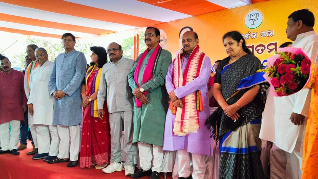 SujataPadhyBJP's tweet photo. ବିଜେପି ରାଜ୍ୟ ସଭାପତି ଶ୍ରୀ ମନମୋହନ ସାମଲଙ୍କୁ ରାଜ୍ୟ କାର୍ଯ୍ୟାଳୟରେ ଭବ୍ୟ ସ୍ୱାଗତ ସମ୍ବର୍ଦ୍ଧନା ।

#ManmohanSamal  ଭାଈ ଆପଣଙ୍କ ବଳିଷ୍ଠ ନେତୃତ୍ୱ ରେ @BJP4Odisha ଦୃଢ଼ ସଂକଳ୍ପ ନେଇ ଶକ୍ତିଶାଳୀ ହେଉ । ଆପଣଂକ ମାର୍ଗଦର୍ଶନରେ କାର୍ଯ୍ୟକର୍ତ୍ତା ଅଭିମାନର ସହ ��ଡ଼ିଶା ପାଇଁ କାମ କରୁ। ଅନେକ ଅନେକ ଶୁଭେଚ୍ଛା ଓ ଅଭିନନ୍ଦନ।,💐💐 https://t.co/RV4M1Ic7YI