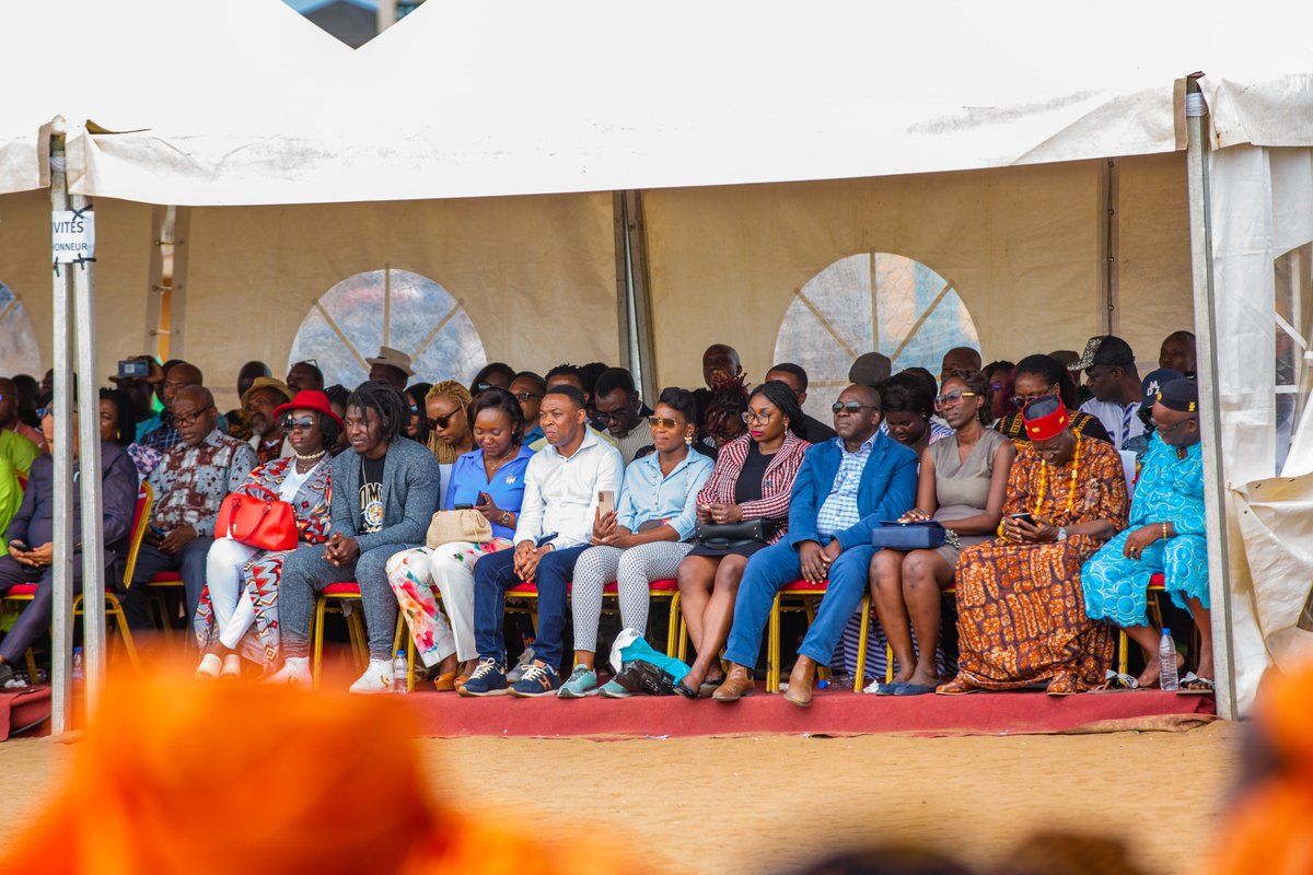 Nous avions prévu 2000 chaises. Nous en étions à presque 5000. Toutes occupées. Et de nombreuses personnes debout ou qui continuaient d'arriver.

Le pari de la mobilisation, mais aussi celui de montrer l’attractivité d’Abobo ainsi que ses potentialités sociales et économiques,