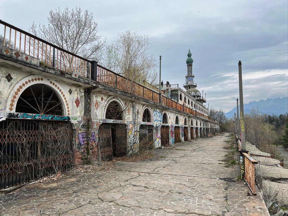 luca_barra's tweet photo. Paese dei balocchi #Consonno https://t.co/fqycCeIKu3