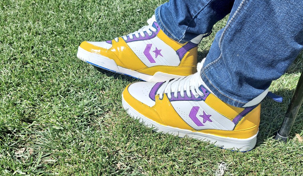 fitogonzale's tweet photo. #miszapatillas #custom #converseweapon #Lakers #conversemagicjohnson 😎 https://t.co/G1G0prl9lc