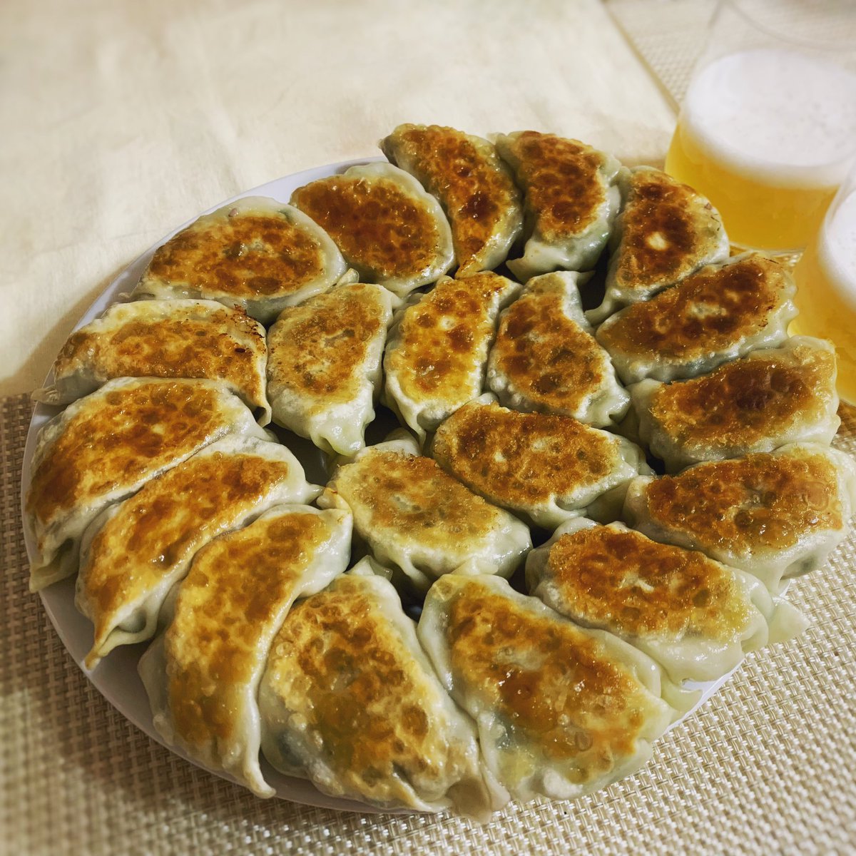 vegelab365's tweet photo. もはやビールがあれば幸せ、我が家の太っちょ餃子がキレイに焼き上がり🥟
今日はニラ主体で+キャベツ、パクチーが隠し風味🌿
#おうちごはん #おうち夕ごはん #おうち晩ごはん #おうち晩酌 #晩酌メニュー #おうち餃子 #太っちょ餃子 #野菜たっぷり #homecooked #homecookedmeal #gyoza #homemadegyoza https://t.co/2dyzzbJAXc