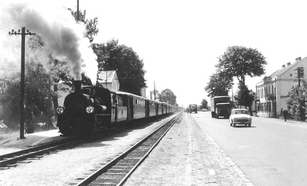 wwwwarszawapl's tweet photo. Stojąc w korku z Marek i Radzymina niejedna osoba z rozrzewnieniem wspomina kolejkę marecką. W cyklu Stolica Historii opowiada o niej Tomasz Paciorek z TMH.

https://t.co/c4v9yUWHn1

#KolejkaMarecka #KolejeWąskotorowe 
#Radzymin #Marki #Pustelnik #Warszawa #Mazowsze #Polska https://t.co/GK6G5xf97g