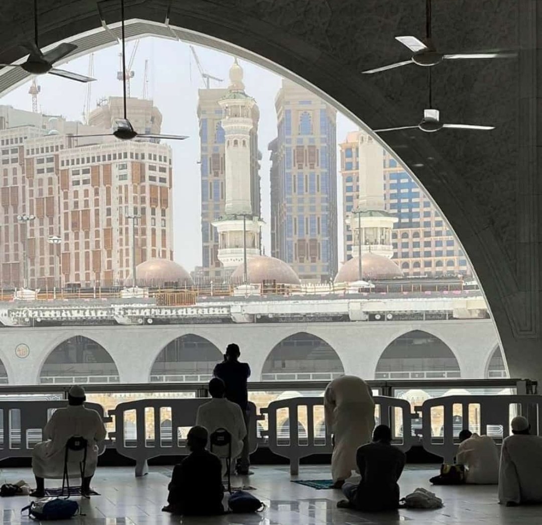 تاقِت الرّوحُ إلى ساحات مكّة تاقِت إلى سجدةٍ فيها تنزلق معها أثقالُ الرُّوح إلى طَوافٍ تتوهُ فيهِ هموماً لازمت ظِلالي💔