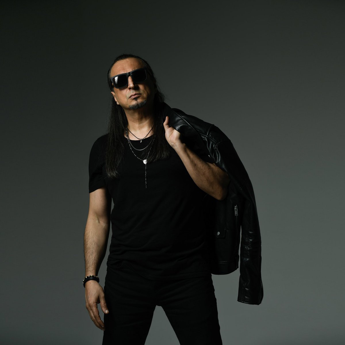 Herkese selam.
Uzun zamandır üzerinde çalıştığımız, 5’er şarkıdan oluşan iki EP’mizin ilk bölümünü tamamladık.

İlk şarkımız “İnan Buna” 31 Mart Cuma günü Sony Müzik etiketiyle yayınlanıyor.
 
“İnan Buna” şarkısı video klibiyle Cuma günü tüm dijital platformlarda olacak.