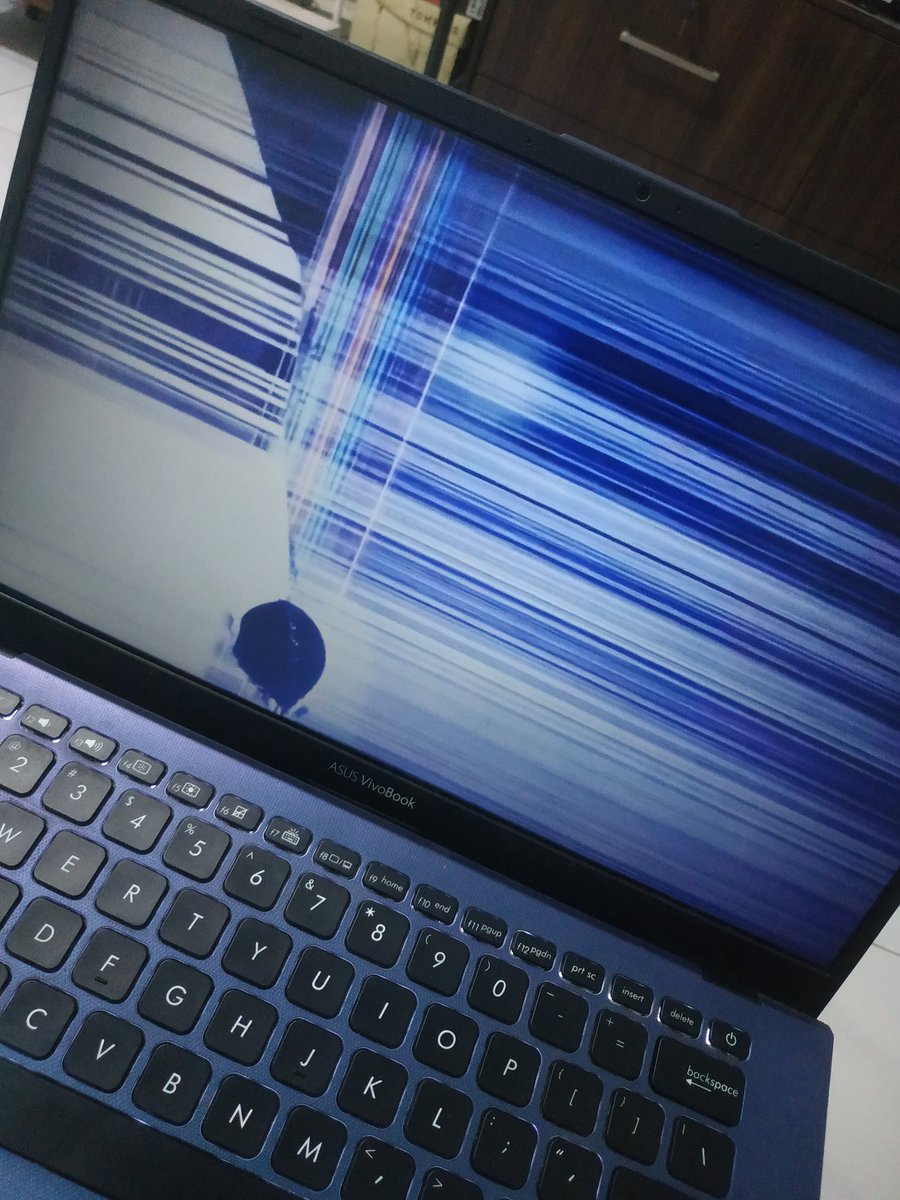 pls RT jadi ini laptop lyn lcdnya rusak krn ga sengaja jatoh mana bnyk data tugas penting di laptop lyn &amp; lyn lg bu bgt makany lyn jg jual akun genshin lyn &amp; kekny bekal butuh bnyk dana buat betulin lcd, lyn rela ngejoki yg penting dananya kekumpul kl mau bayar seikhlasnya jg gpp