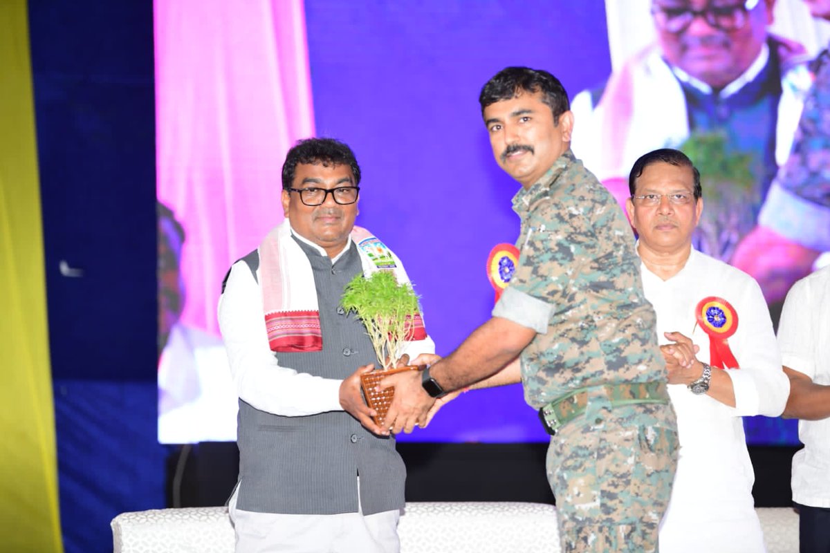 SP_GADCHIROLI's tweet photo. 3000 हून अधिक नागरिक तसेच मान्यवरांच्या उपस्थितीत गडचिरोली जिल्ह्यातील 127 आदिवासी जोडप्यांचा विवाह सोहळा थाटात संपन्न. या सोहळ्यात आठ आत्मसमर्पित नक्षल जोडप्यांचा देखील समावेश होता. #GadchiroliPolice #CivicActionGroup #SamuhikVivah https://t.co/j7WaHDn7ZO