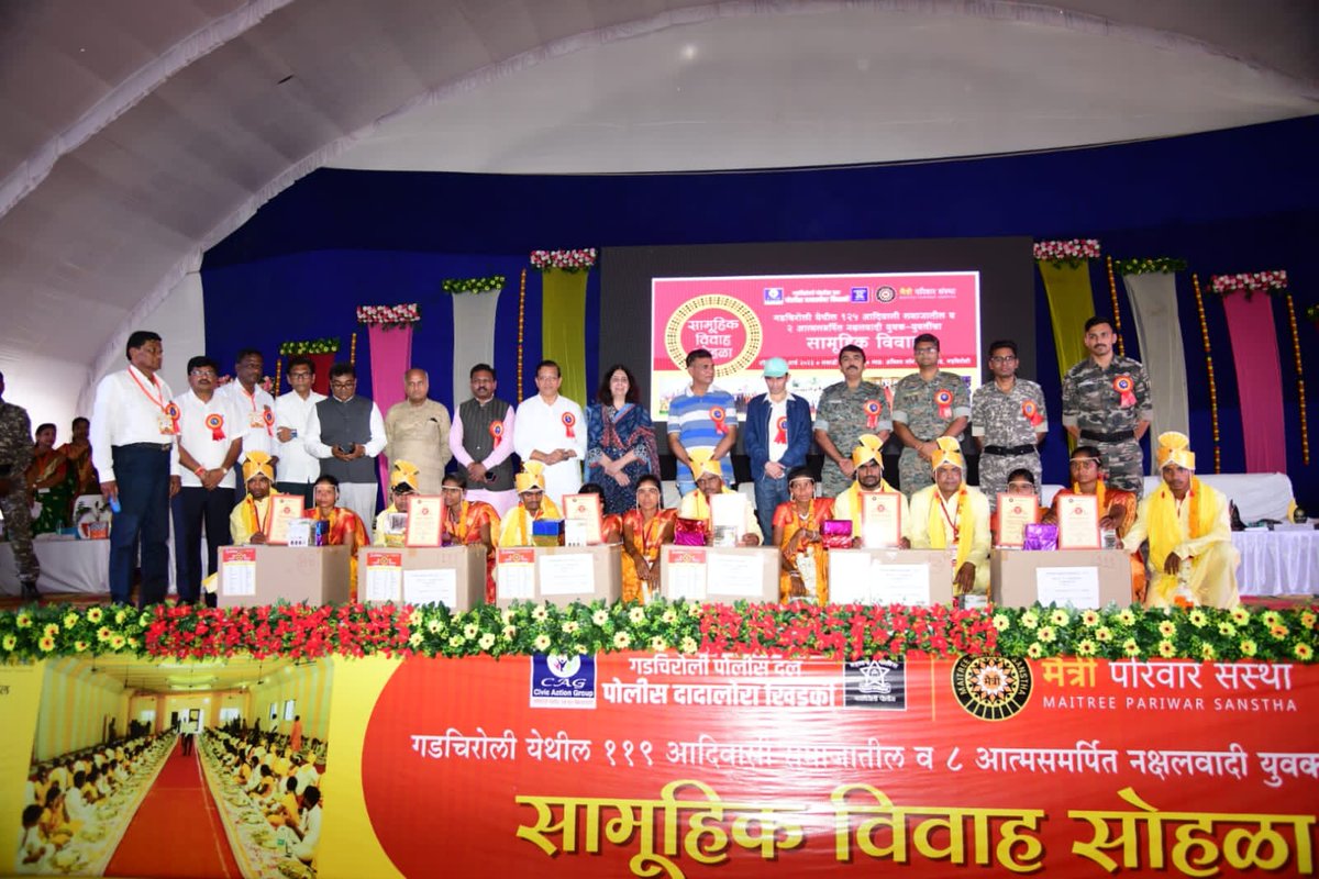 SP_GADCHIROLI's tweet photo. 3000 हून अधिक नागरिक तसेच मान्यवरांच्या उपस्थितीत गडचिरोली जिल्ह्यातील 127 आदिवासी जोडप्यांचा विवाह सोहळा थाटात संपन्न. या सोहळ्यात आठ आत्मसमर्पित नक्षल जोडप्यांचा देखील समावेश होता. #GadchiroliPolice #CivicActionGroup #SamuhikVivah https://t.co/j7WaHDn7ZO