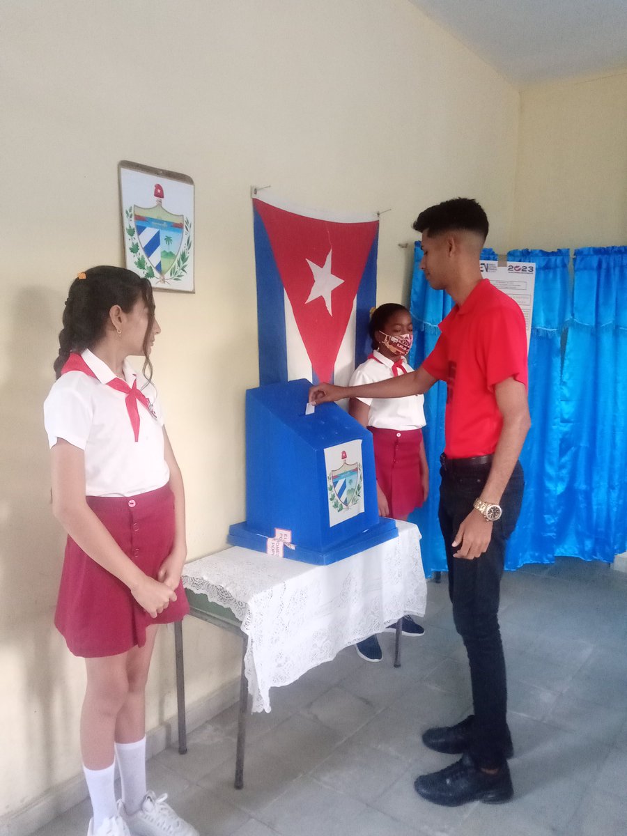 Y yo, yo voté por Fidel, voté por gente de pueblo, voté por mi Revolución, voté por Cuba!!! #MejorEsPosible #ConAmorMejorEsPosible
<a href="/RectoraUCMLTU/">RectoraUCMLTU</a> <a href="/aylinalvarezG/">Aylín Alvarez García</a> <a href="/DrRobertoMOjeda/">Dr. Roberto Morales Ojeda</a> <a href="/FEUCMdeLasTunas/">FEUCM de Las Tunas</a> <a href="/DaimarelisFlor3/">Daimarelis Flores Charles</a> <a href="/UJCdeCuba/">UJC de Cuba</a>