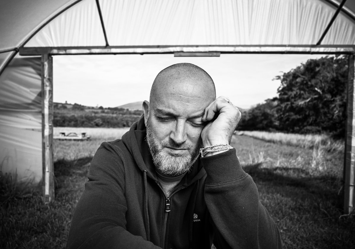 the_beeguy's tweet image. Been on here for a while now but never really introduced myself.
Maybe it should be thing if it’s not - we might be kinder to each other.
So here goes.
I’m the Bee Guy - the founder of the first true native wild bee sanctuary on the planet - The Bee Sanctuary of Ireland.
1/n