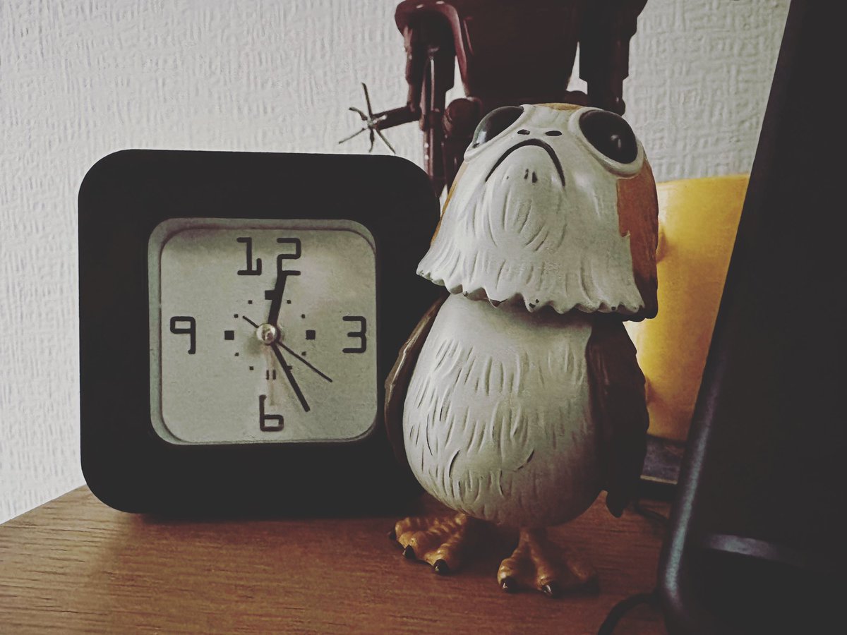PabloThePorg's tweet photo. Where did that hour go?! I was sleeping but the clocks changed?!? I am very confused #Porg #ClocksChange #BritishSummerTime #LostHour #SpringForward #TheRiseOfSkywalker #TheLastJedi #PabloThePorg https://t.co/ZNjuxdzoqg