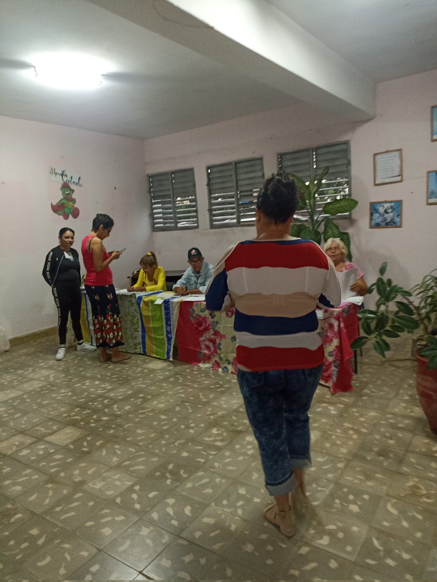 En estos momentos acaba de ejercer su derecho al voto en la circunscripción #1  #YanelisIbarraNegrin primera secretaria del PCC  del  Municipio de fomento.
#YoVotoXTodos 
#SanctiSpirítusEnMarcha 
<a href="/IbarraNegrin/">Yanelis Ibarra Negrín</a> 
<a href="/DeivyPrezMartn1/">Deivy Pérez Martín</a> 
<a href="/AbranSanchez17/">Abran Sanchez</a>