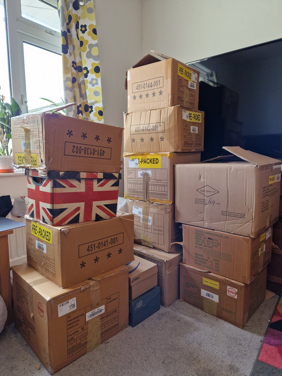 TeddyBusz's tweet photo. Sunday packing! 80kg of chocolate so far! https://t.co/0l2y9tVXvq