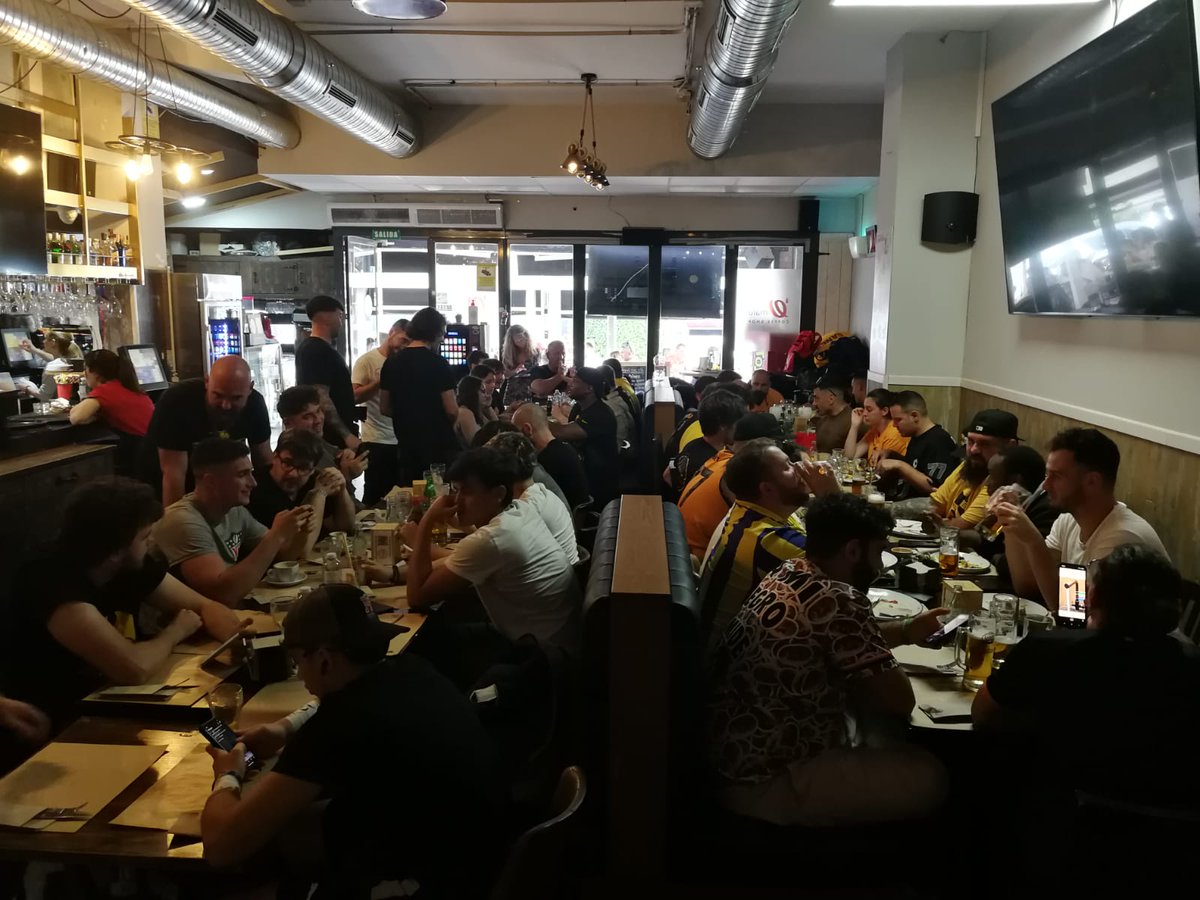 📢 Queremos dar la bienvenida a Emalú Coffee Bar, nuevo partner y sede de Goldbats! Siempre nos han tratado con mucha atención y ahora podemos anunciar oficialmente que es nuestra casa. 
Hace un par de semanas disfrutamos de una estupenda comida junto a  Canes Helldogs 🤝