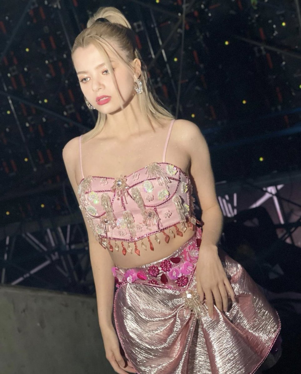 freenbeckysp's tweet photo. 📸 Becky antes de salir al escenario.
#ฟรีนเบคFanBoomD2 #Beckysangels https://t.co/Nk8iBLQc9g