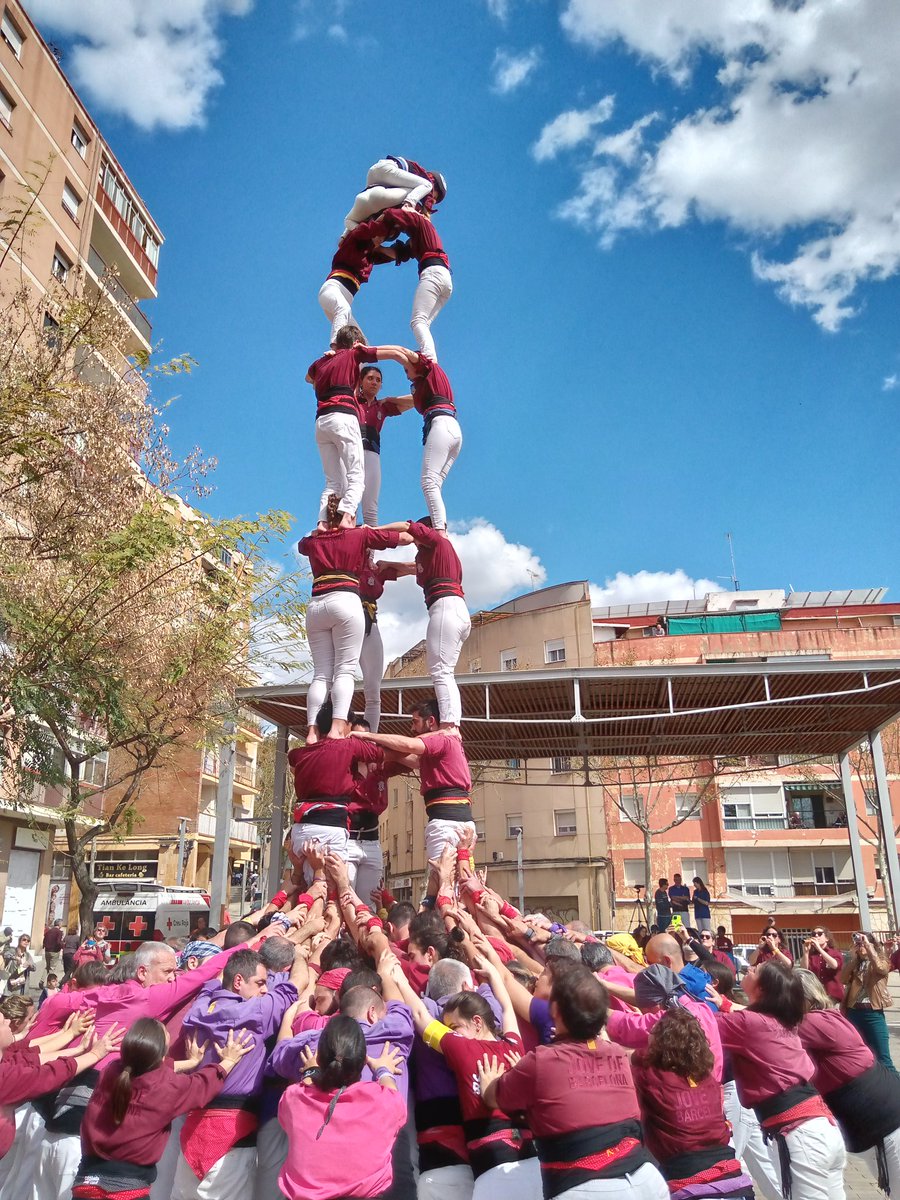 11Balter's tweet photo. 3d7(c) de la @jovedebarcelona . Despenjament del pom.
#castells #castellers https://t.co/qMtsWugXzs