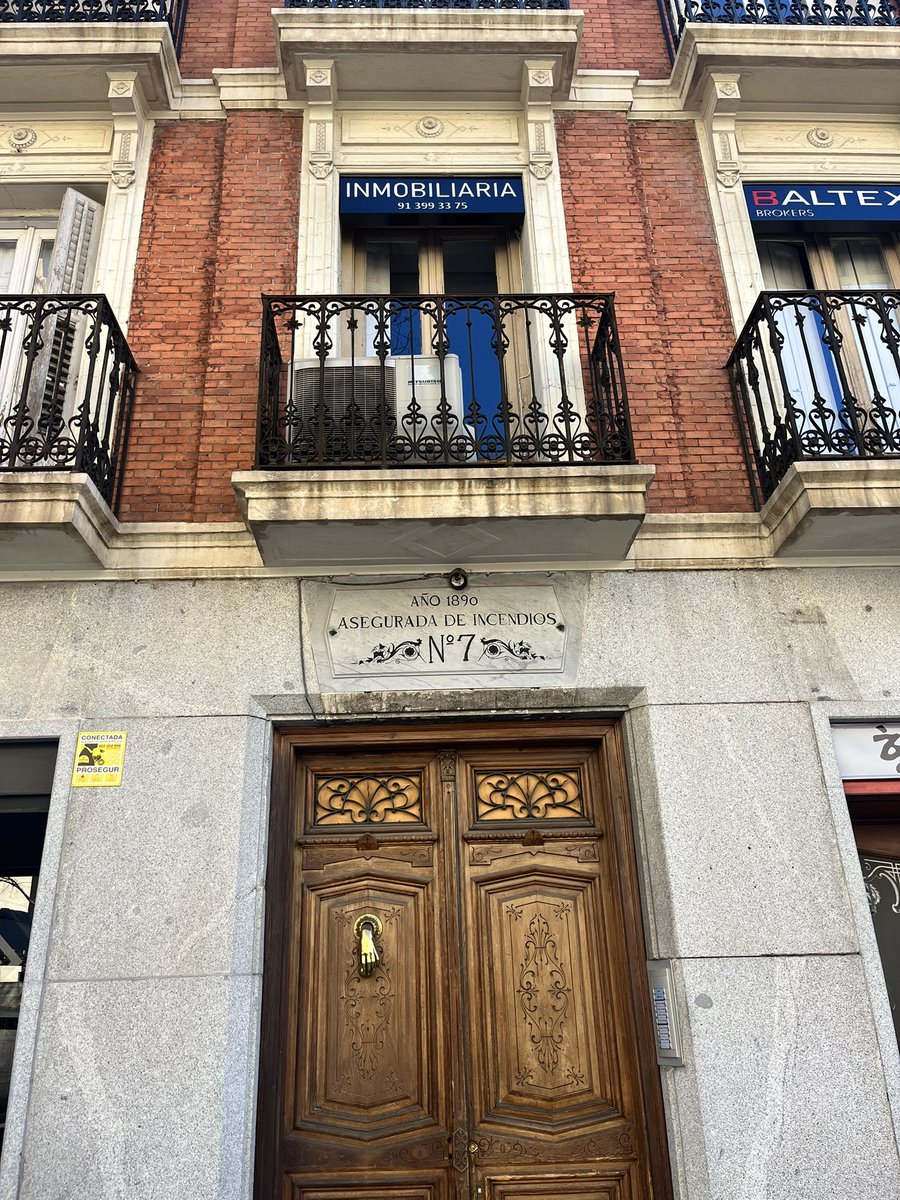 Estas placas marcan el inicio de la primera compañía mutualista de seguros de incendio en Madrid, pero más allá de remontarnos a las primeras aseguradoras también es el origen de los cuerpos de bomberos profesionales 👏🏻👏🏻

#viviresincreible #previniendoconGNP
#insurancetrends