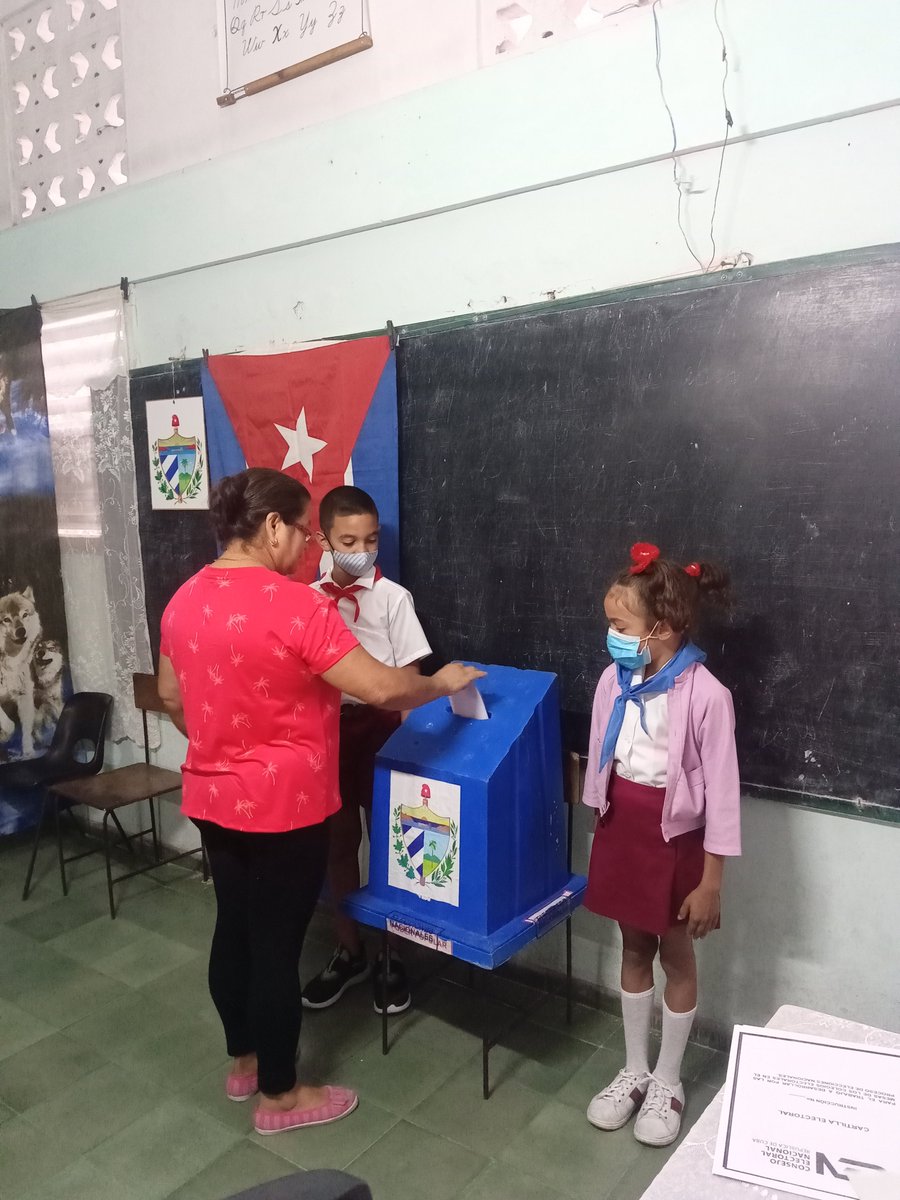 GilmairisGuerr1's tweet photo. Llegó el día, 26 de marzo y votaremos Por Cuba, por la Revolución, Por el pueblo. Comienza la jornada. La primera electora en ejercer su voto justo a las 7:00 am Martha Castro Hernández. #especialsabino #JuntarYVencer #zucelchacon #dmemella #YoVotoXTodos https://t.co/cqTSR38gHZ