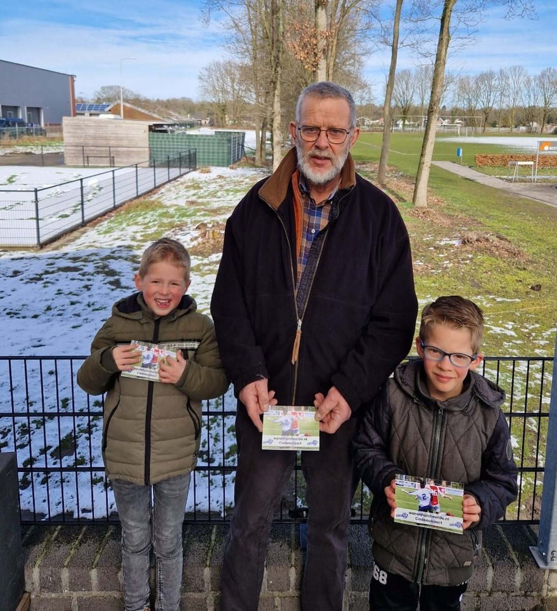 vvSEH's tweet photo. Op ons sportpark zijn recent de prijzen uitgereikt aan de winnaars van de woordzoeker uit de vouwfolder. Vol trots gingen zij vervolgens met hun gewonnen prijs op de foto! Lees meer @ https://t.co/YubKkalVPJ #winnaars #vouwfolder #woordzoeker #trots #warenhuis #heerde #wijzijnseh https://t.co/pCi0yNki6Q