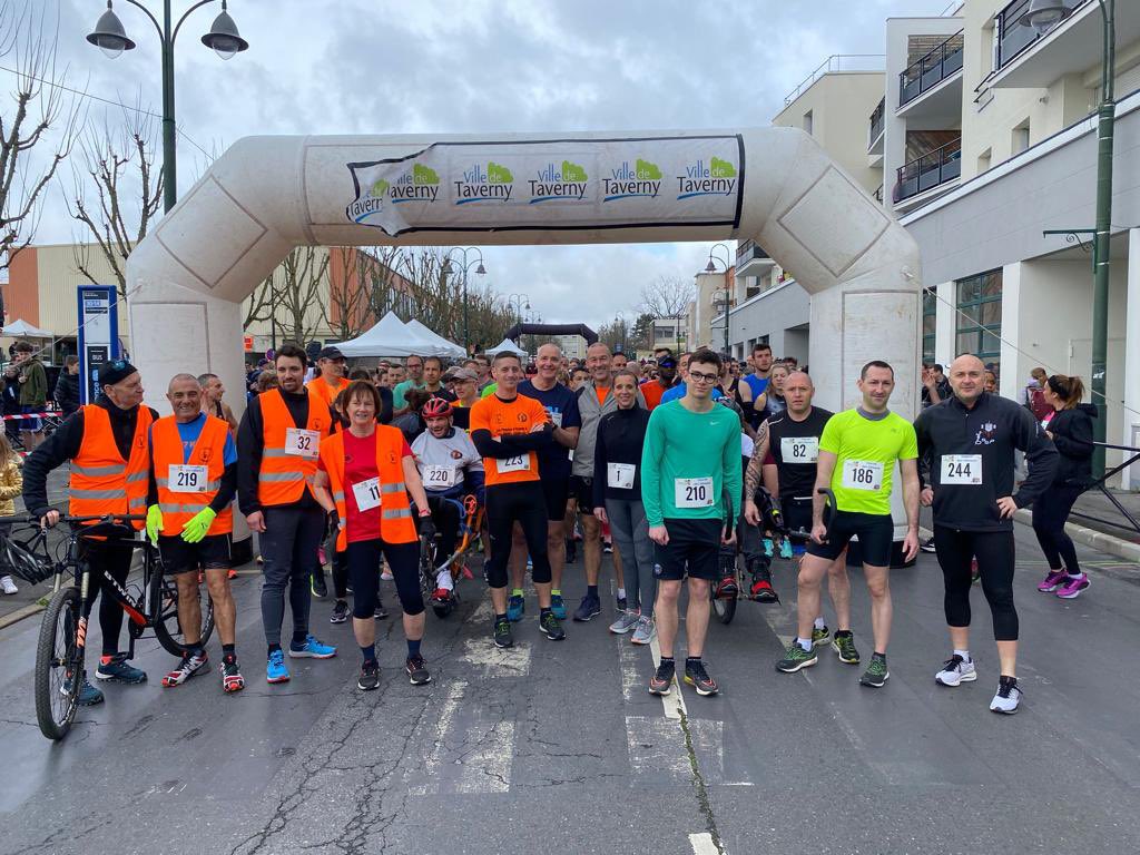 Sdis_95's tweet photo. 🏃🏻‍♂️Week-end sportif ! Ce matin, 7 #sapeurspompiers du Cs de #Taverny ont participé à la course des coteaux de #saintleulaforet. Objectif ? Courir 10 km au profit de l’association #jakadiroule et permettre à 2 personnes en joëlette de faire la course ! 
👉 Sport = solidarité 😄 https://t.co/AurrRMdQCU