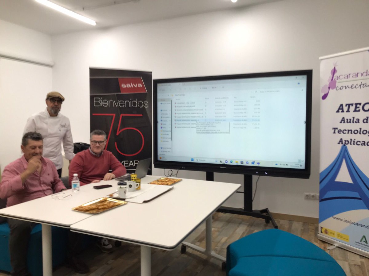 juancmo8's tweet photo. Participamos en el proyecto “Emprende” de la empresa de maquinaria #SalvaIndustrial Salva Industrial S.L.U Nuestro alumnado pudo comprobar los trámites necesarios para montar su propio negocio y la colaboración de Salva en el proyecto.
#IesJacaranda Churriana #Churriana #MÁLAGA https://t.co/BhoPJw0WzX