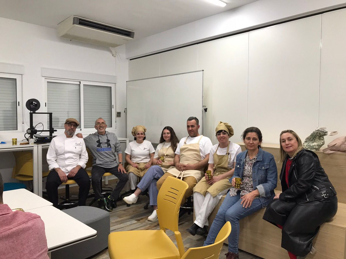 juancmo8's tweet photo. Participamos en el proyecto “Emprende” de la empresa de maquinaria #SalvaIndustrial Salva Industrial S.L.U Nuestro alumnado pudo comprobar los trámites necesarios para montar su propio negocio y la colaboración de Salva en el proyecto.
#IesJacaranda Churriana #Churriana #MÁLAGA https://t.co/BhoPJw0WzX