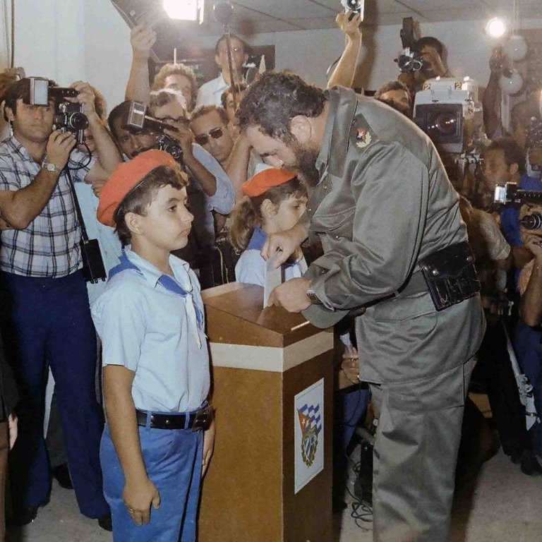 "Fue la unión la que nos hizo triunfar, fue la unión la que nos dio capacidad de vencer, fue la unión la que nos dio fuerzas para resistir exitosamente al más poderoso imperio que haya existido jamás. (...) ¡Y aquí está la Revolución, y aquí seguirá estando la Revolución!"
FIDEL