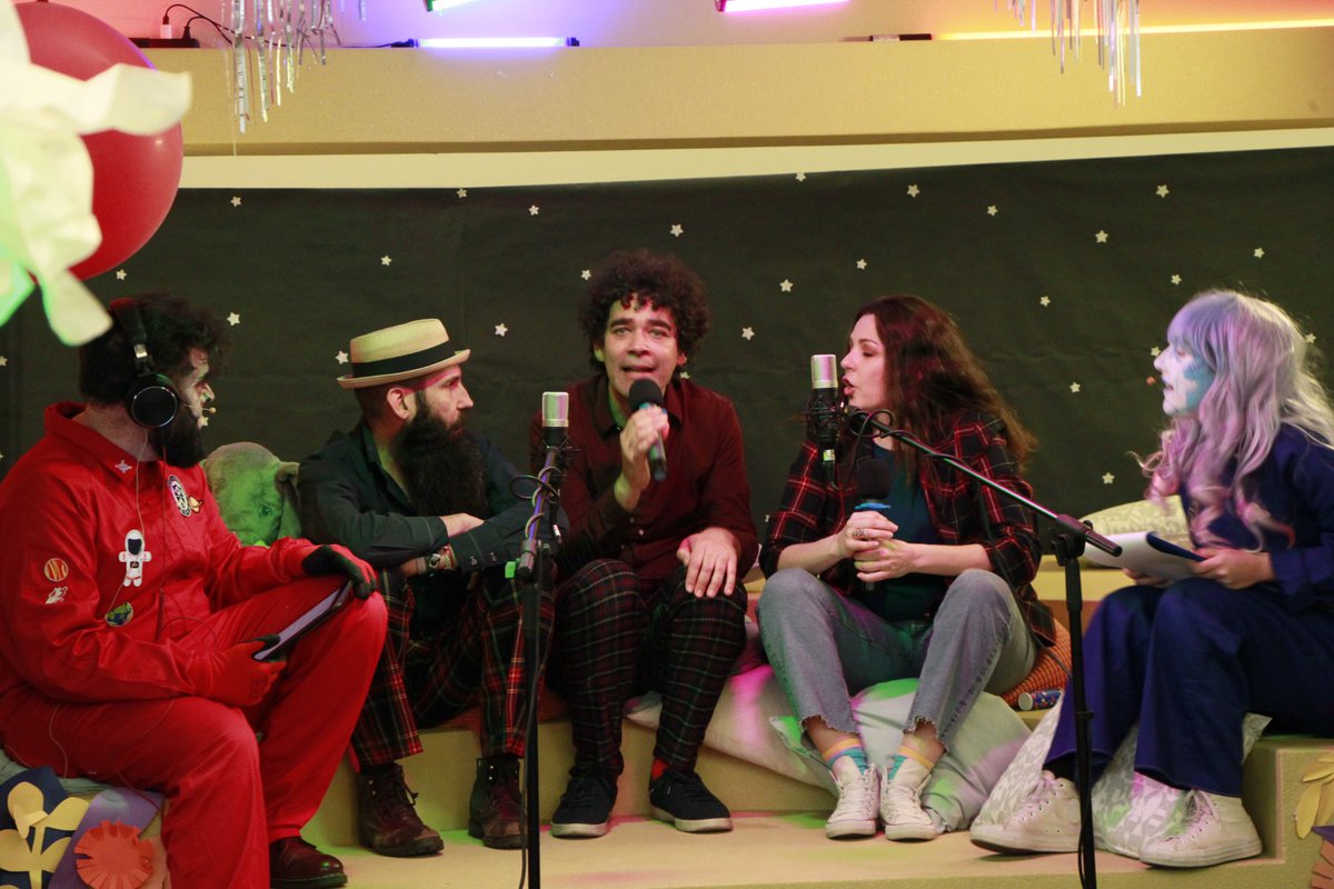 CasaLector's tweet photo. La fantástica banda ha divertido a los niños con sus canciones y ha entretenido a 0 y 99!! Todo en El Festivalito #capitulouno @mataderomadrid https://t.co/xJ5GyVx9g2