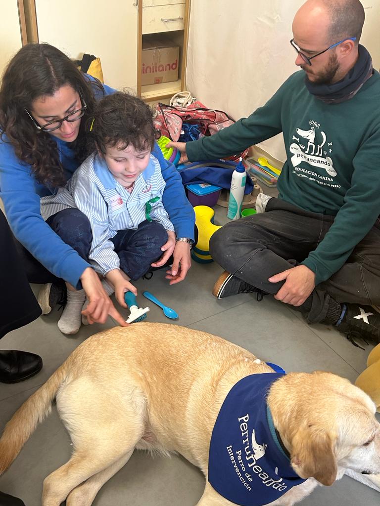 CeipLosCalifas's tweet photo. El viernes pasado hubo otra sesión de Intervención
Asistida con Perros 🐶 en nuestra aula específica. Esta terapia
constituye un complemento que reporta numerosos beneficios a nivel
físico, mental, social y emocional
#impulsa #inclusion #inclusionTEA @PerruneandoEs @EducaAnd https://t.co/EvsBfqeIB5