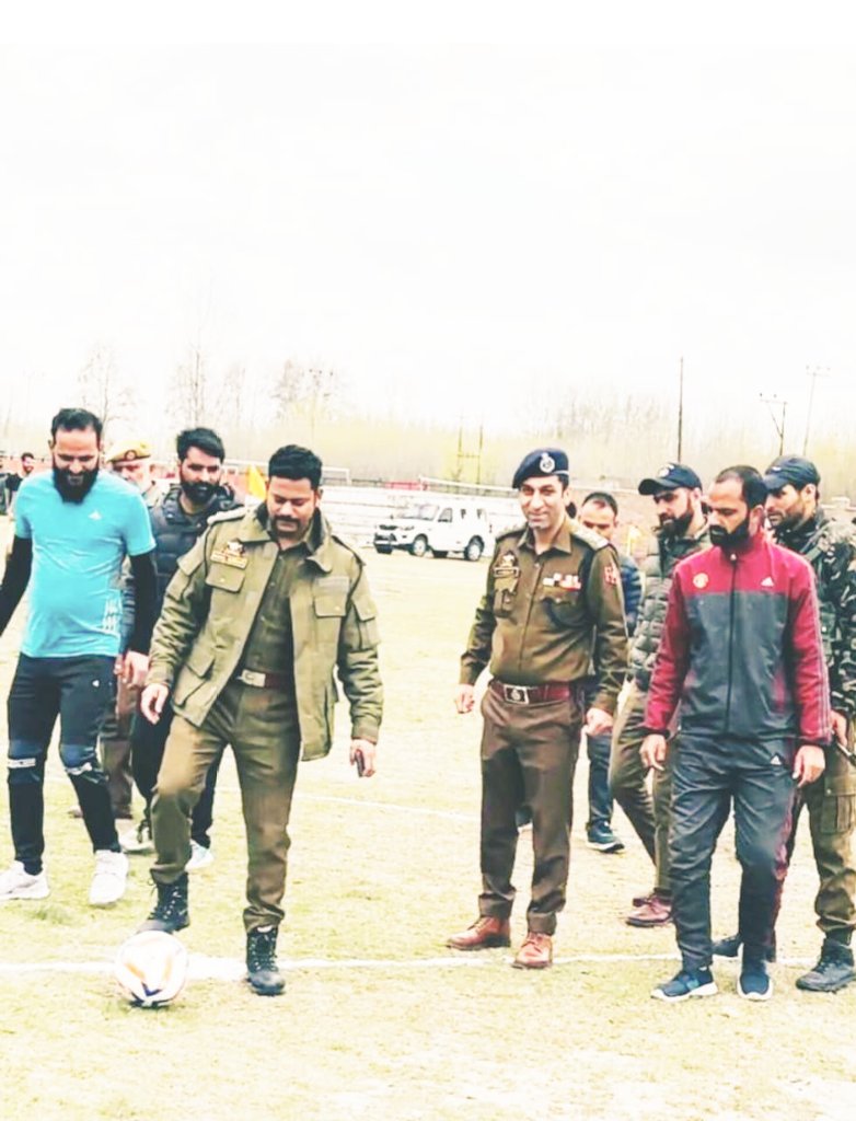 Gbl_Police's tweet photo. #UnderCivicActionProgram; SSP Ganderbal Shri Nikhil Borkar-IPS inaugurated Football tournament at Gadoora Stadium Ganderbal for uplifting sports spirit among the youth and keeping them away from Drugs.
@JmuKmrPolice
@KashmirPolice
@sujitpchauhan
@NikhilB__IPS https://t.co/KHzu6zf7iU