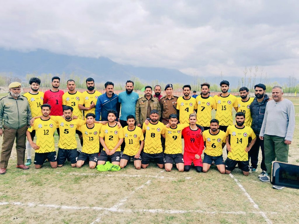 Gbl_Police's tweet photo. #UnderCivicActionProgram; SSP Ganderbal Shri Nikhil Borkar-IPS inaugurated Football tournament at Gadoora Stadium Ganderbal for uplifting sports spirit among the youth and keeping them away from Drugs.
@JmuKmrPolice
@KashmirPolice
@sujitpchauhan
@NikhilB__IPS https://t.co/KHzu6zf7iU