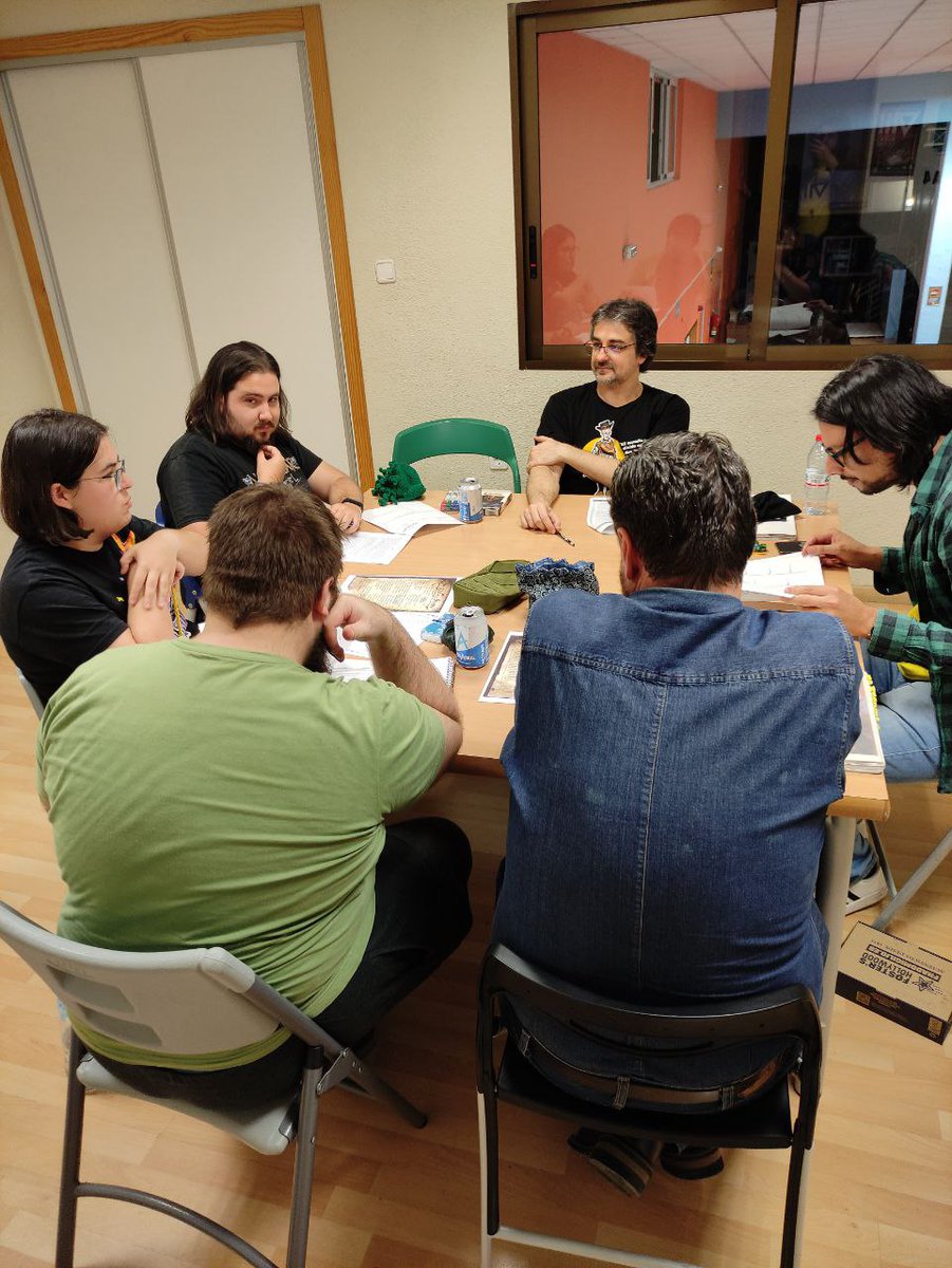 PARTIDA - Rol
Hay partidas que se llenan en cuanto se abren, anoche la de @alcanor2 - ARMS para su sesión de D&amp;D5: Midnight - El pozo de la rebelión estaba llena antes de su apertura, con los jugadores literalmente acampados en frente del mostrador
#Rol #Jornadas #LudusMyrtea