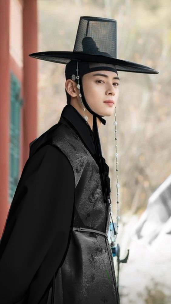 [26 มีนาคม]

ด้วยความตื่นเต้น ธันวาเองก็มาเข้าร่วมงานเร็วกว่าหลายๆคนเช่นกัน วันนี้แต่งตัวในชุดแปลกตา แต่หลายคนคงรู้ว่าเป็นชุดฮันบกของชนชาติเกาหลี เพียงแค่เป็นสีดำตั้งแต่หัวจรดเท้า

ตามโจทย์ [ชุดยมฑูต 저승사자] หรือชอจึงชาจาที่จับฉลากได้ จึงพยายามยืนเฉยๆ เงียบๆ ให้ดูเท่ๆๆๆ (...)