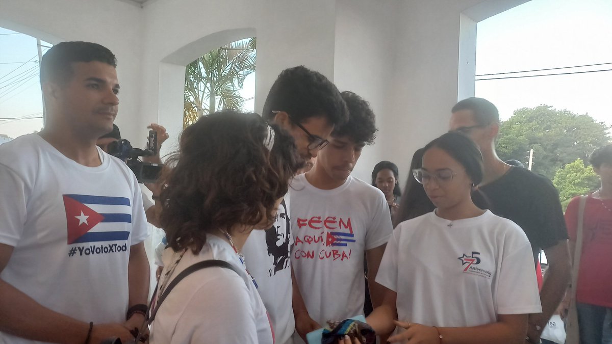 #ACNreporta  Jóvenes dirigentes de la FEEM y la FEU llegan ahora al colegio electoral 2 de la circunscripción 10 de Playa para ejercer su derecho al voto en las elecciones nacionales #VotoUnido 🇨🇺