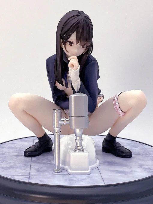 【フィギュア紹介】妄想秘メ事少女 二和式トイレの個室で人知れずいけない妄想に浸ったしまっているJKのフィギュアです。和式便器のシーンを描く予定があったのでフィギュアから構図を参考にしようとましたが届く前に描き終えてしまいました。 