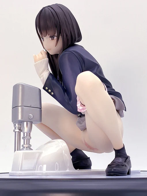 【フィギュア紹介】妄想秘メ事少女 二和式トイレの個室で人知れずいけない妄想に浸ったしまっているJKのフィギュアです。和式便器のシーンを描く予定があったのでフィギュアから構図を参考にしようとましたが届く前に描き終えてしまいました。 
