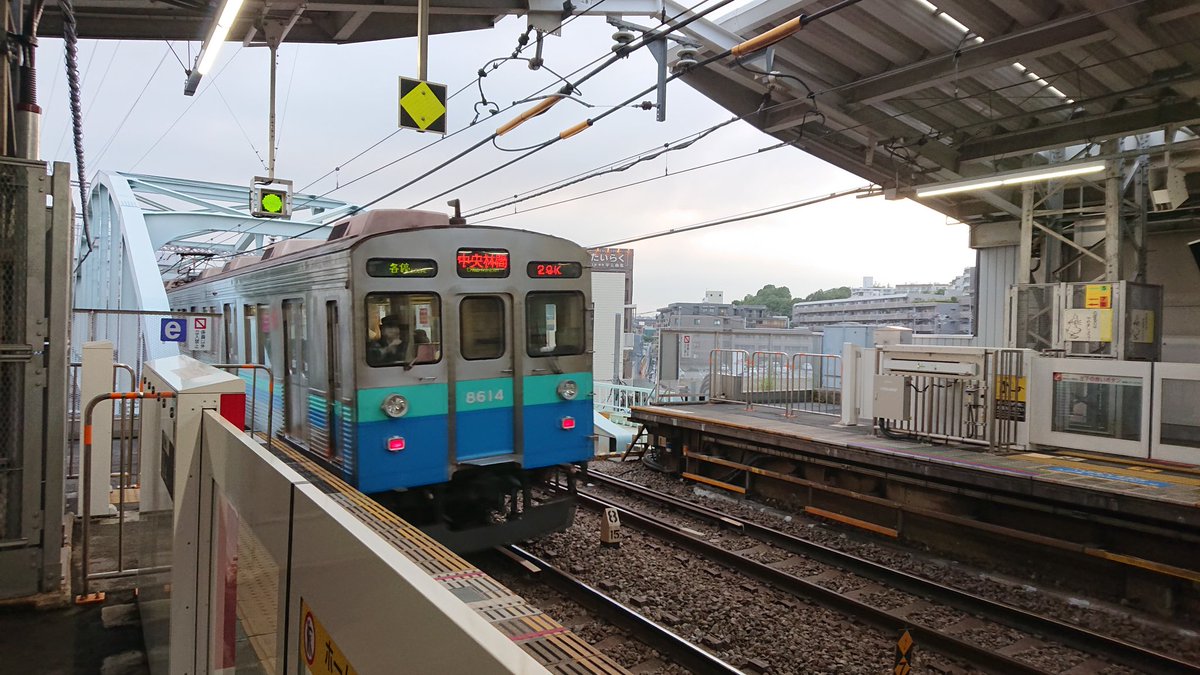 8107F_TRTA's tweet photo. そう言えば今日で東急8500系の8614編成の運用離脱から1000日ですね…。伊豆急塗装風ラッピング仕様として注目されていました。これで14年走り続けました。4・5号車以外の8両は8人がけの座席を有していました。
#東急8500系 #8500系 #8614編成 #8614F https://t.co/raryyfHTWG