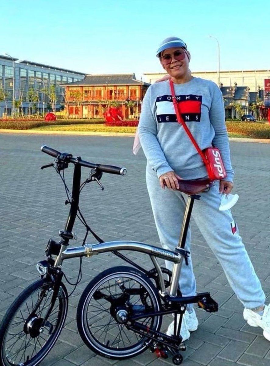 WagimanDeep212_'s tweet photo. Setelah mengatakan Tas Branded binik nya adalah KW, pak Sekda Riau  mengaku bhwa Sepeda Brompton milik biniknya ituh didapet scara Kredit.
Jan sampe puasanya batal gegara bo'ong lhoh..
Skedar mengingatken 🙏 https://t.co/1O1IAxZQu9